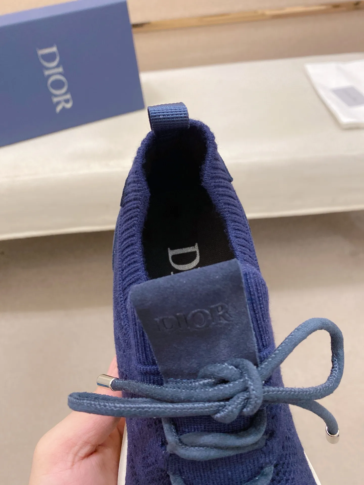 Factory price: 420💰Dior's latest men's fashion sneakers. This item draws inspiration from retro jogging shoes. Featuring a thick, low-top design, it features a mesh fabric upper and an ultra-light rubber foam sole. The side is decorated with an embossed "Di~r" logo. Code number: 39-44 (order 38, 45, 46)